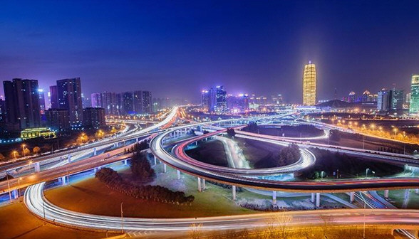 复杂交通网络的智能牵制控制